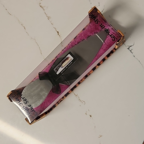 High Heel Cake Server - Picture 2 of 3